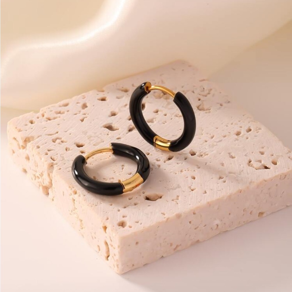 Black enamel Hoop Earrings Q958